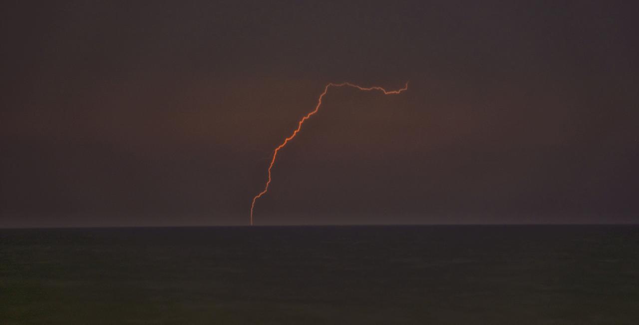 Quando il mare diventa un motore elettrico: cronaca di una tempesta estiva